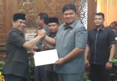 Ketua DPRD Andi Putra terima Nota Pengantar dua Ranperda diserahkan Sekda Kuansing Dianto Mampanini.
