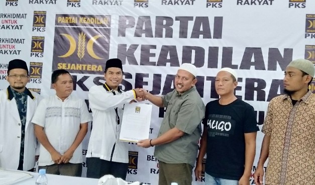 Bakal calon Bupati Rohul H Hamulian Nasution saat mengembalikan berkas formulir penjaringan balon Bupati ke pengurus PKS Rohul.