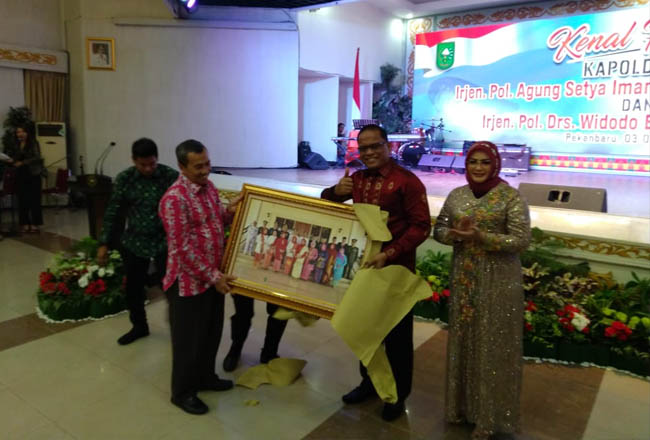 Gubernur Riau (Gubri), Syamsuar memberikan cenderamata kepada Irjen Pol Widodo Eko Prihastopo.