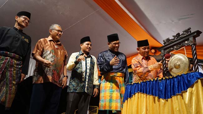Bupati Pelalawan, H Harris saat membuka Pekan Seni dan Budaya Riau Komplek RAPP yang didampingi Direktur RAPP, Rudi Fajar dan Direktur Operasional RAPP, M Ali Shabri beberapa waktu lalu.
