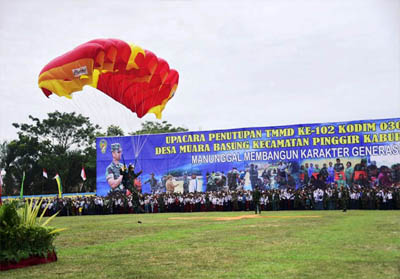 Atraksi terjun payung pada acara penutupan TMMD ke-102 di Stadio Mini Pokok Jengkol Kelurahan Batang Serosa, Kecamatan Mandau Kabupaten Bengkalis