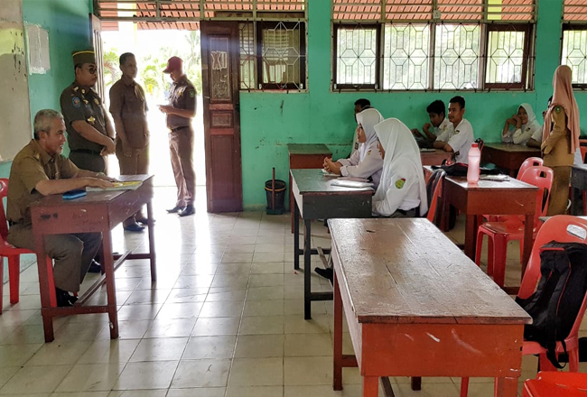 Wakil Bupati (Wabup) Kepulauan Meranti Drs H Said Hasyim mengunjungi SMA Negeri 3 Selatpanjang, Selasa (9/10/2019). 