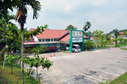 SMA Swasta Mutiara Harapan, di Pangkalan Kerinci, Kabupaten Pelalawan, Riau. Sekolah binaan PT Riau Andalan Pulp and Paper (RAPP) ini menjadi sekolah terbaik pertama di Riau