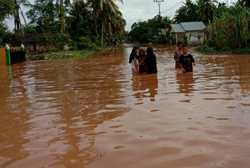 Banjir yang mengenangi rumah warga si Desa RTH dan Babussaka Kecamatan Rambah. Banjir akibat luapan Sungai Batang Lubuh dan Sungai Pawan.