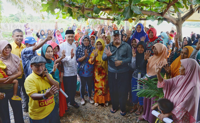 Arsyadjuliandi Rachman bersama masyarakat Kecamatan Kuala Cenaku, Indragiri Hulu.