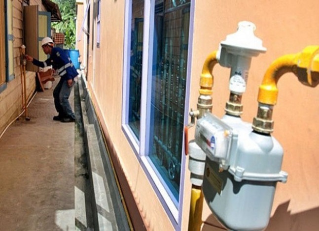 Petugas PT Perusahaan Gas Negara Tbk sedang memeriksa operasional jaringan gas rumah tangga. 