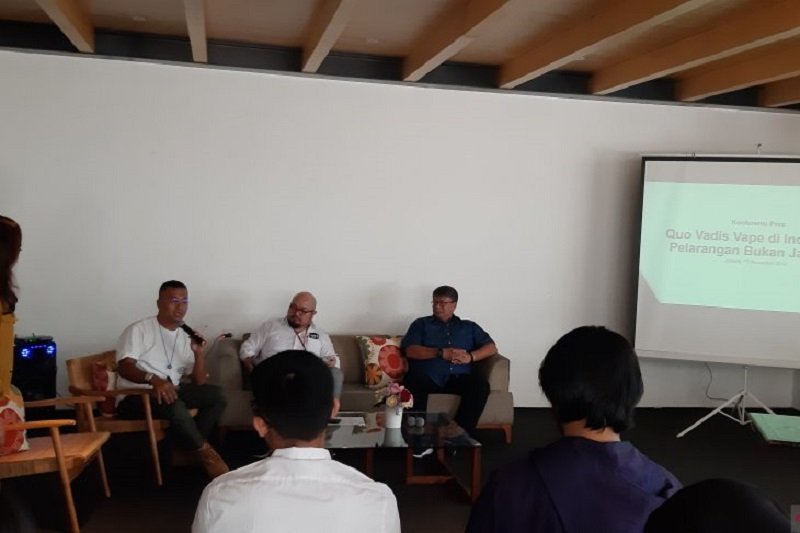 Penasihat Asosiasi Vapers Indonesia Dimasz Jeremia memberi penjelasan dalam acara diskusi "Quo Vadis Vape di Indonesia - Pelarangan Bukan Jawaban" di Jakarta, Jumat (15/11/2019). Foto: Antara