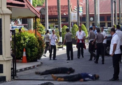 Mayat 2 terduga teroris yang ditembak mati saat menyerang Mapolda Riau.