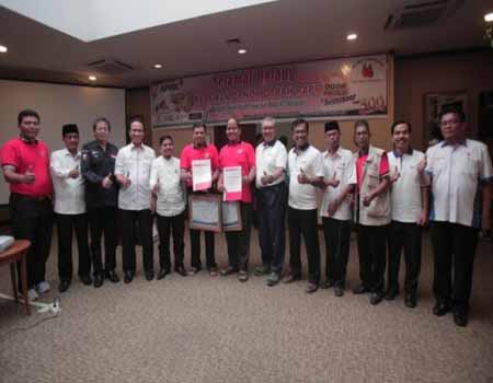 Direktur PT RAPP, Rudi Fajar, bersama Ketua DPRD Pelalawan Nasaruddin, Ketua PMI Riau, Syahril Abubakar, dan rombongan berfoto usai penyerahan penghargaan pada pendonor yang telah mendonorkan darah 50 kali