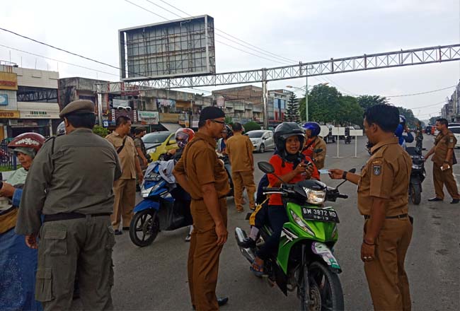  Satpol PP Dumai bersama tim gabungan gelar operasi Yustisi di pusatkan di Jalan Sudirman Dumai.