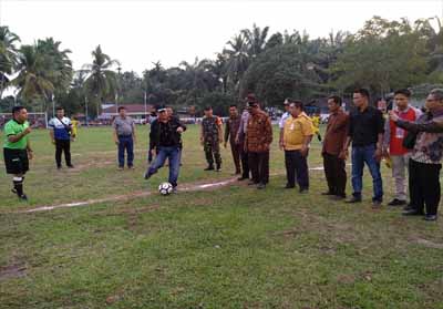 Bupati Sukiman disaksikan Sekda, Upika  dan Kades, menendang bola pertama saat membuka Open Turnaman Sepak Bola Sungai Komango.