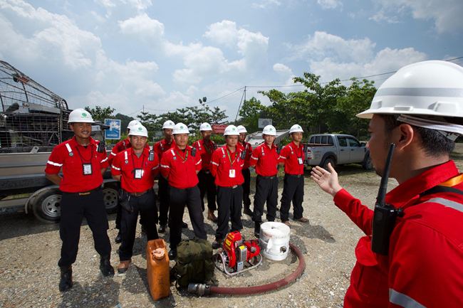 Sejumlah personel pemadam kebakaran (Fire Fighter) sedang melakukan persiapan kelengkapan peralatan