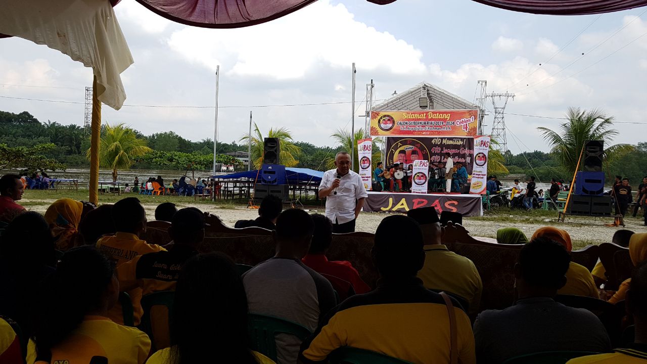 Cagubri Andi Rachman saat membuka festival band remaja se-Kecamatan Tualang