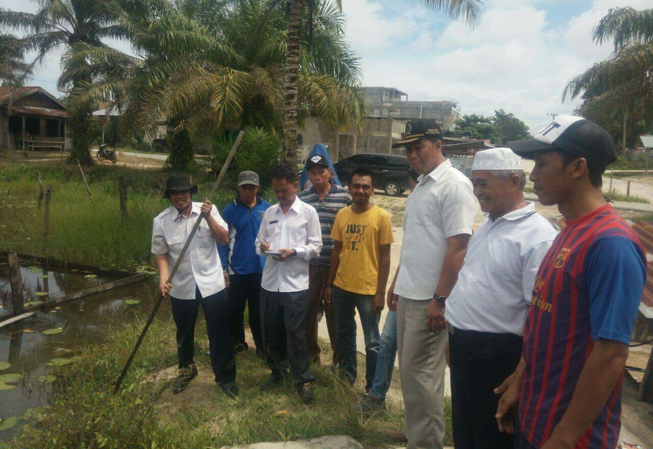 Anggota DPRD Kuansing Solehuddin turun melakukan survey dengan Dinas PUPR bidang Sumber Daya Air.