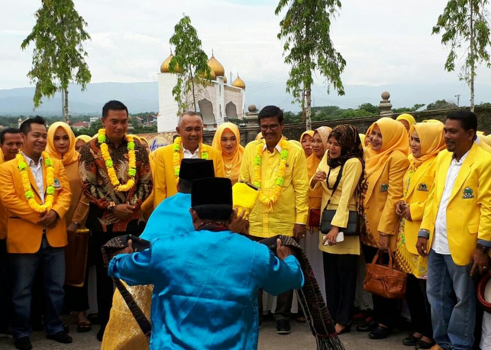 Ketua DPD Partai Golkar Riau Arsyadjuliandi Rahman bersama H Sukarmis dan Suparman disambut kalungan bunga pada acara Rakerda Partai Golkar di Rohul.