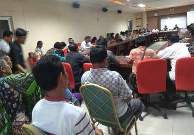  Suasana rapat mediasi antara Pemerintah Kabupaten Inhu, bersama PT CSS dan Masyarakat Dusun IV dan Dusun V Desa Pauhranap Kec. Peranap di ruang H. Thamsir Rachman.