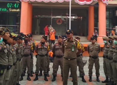 Personel Satpol PP Riau diberi pengarahan.