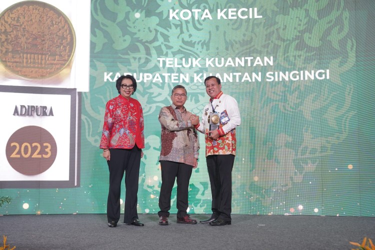 Bupati Kuantan Singingi, Suhardiman Amby langsung menerima Piala Adipura di Gedung KLHK, Jakarta (foto/ultra)