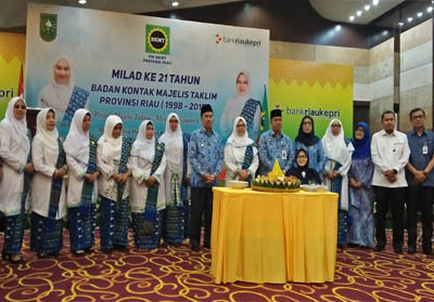 Gubri hadiri acara ulang tahun yang ke-21 BKMT Riau.