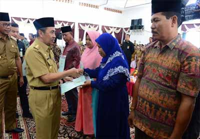 Gubernur Riau Menyerahkan Sertifikat tanah wakaf, tanah ulayat dan tanah hibah di Gedung Serbaguna Bagan Siapi-api.