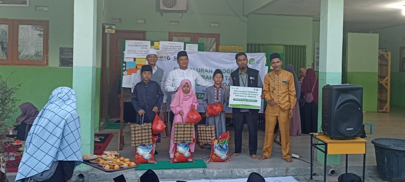 SD Tahfiz Terpadu Al Firdaus bersama IZI Riau salurkan zakat fitrah (foto/ist)
