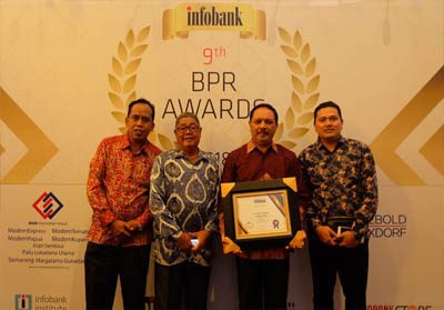 Pemkab Inhil diwakili Sekda Kabupaten (Sekdakab) Indragiri Hilir (Inhil) H Said Syarifuddin terima award dari Infobank Institute