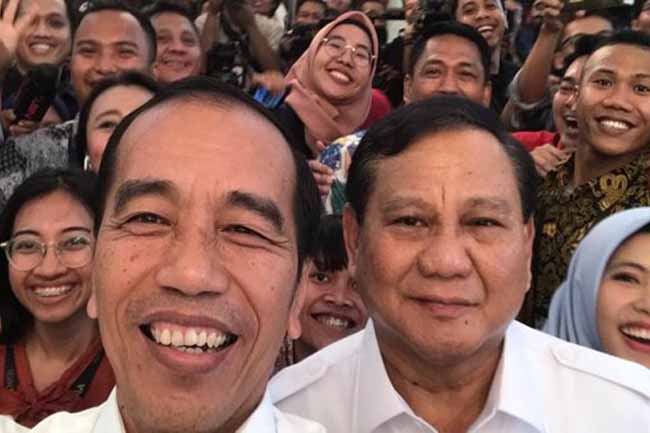 Jokowi dan Prabowo selfie bareng. FOTO: Merdekacom.