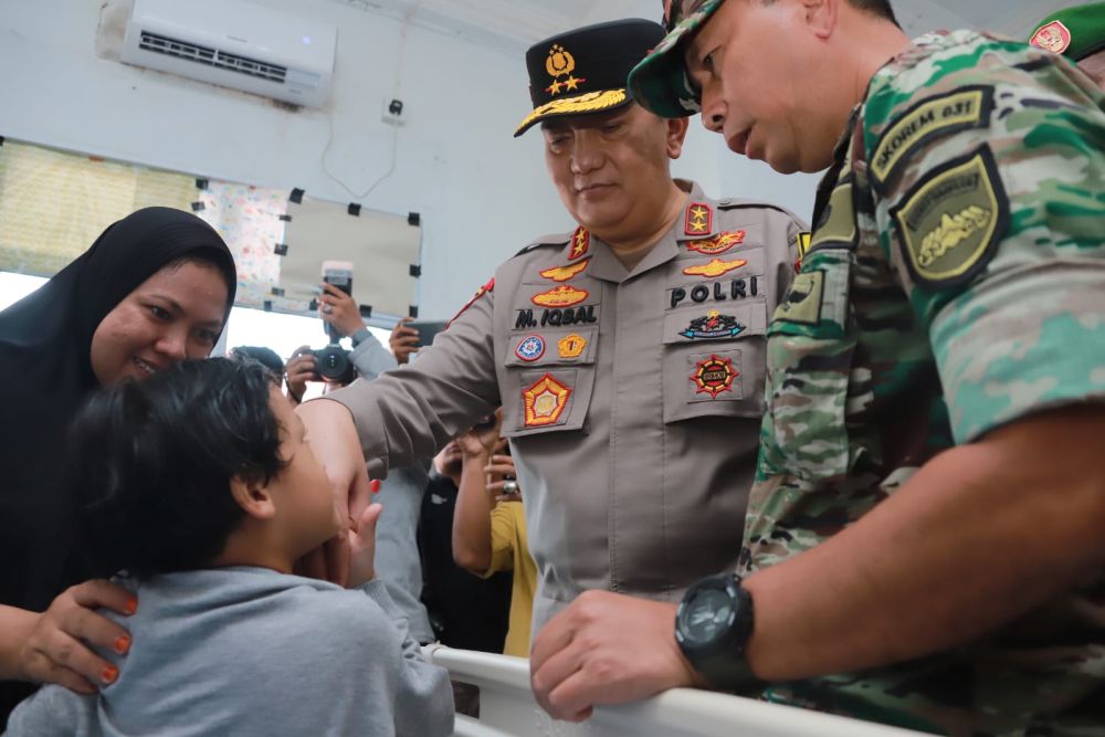 Kapolda Riau, Irjen Pol M Iqbal jumpai keluarga korban kecelakaan kapal SB Evelyn Calisca 01.(foto: mcr)