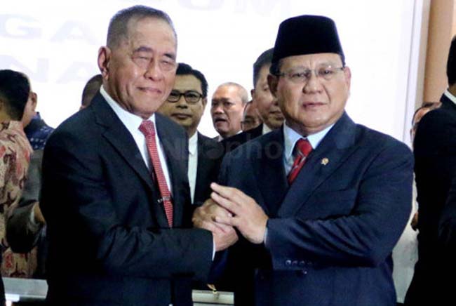 Menteri Pertahanan (Menhan) Prabowo Subianto berjabat tangan dengan Ryamizard Ryacudu saat serah terima jabatan (Sertijab) di Kemhan, Jakarta Pusat. FOTO: SINDOnews
