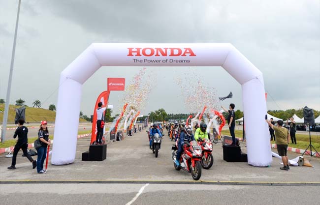  Rombongan Honda Asian Journey (HAJ) memulai petualangan selama 3 hari dengan menempuh 582 km melintasi Malaysia. Gelaran tahun ini diikuti oleh 40 bikers negara lain dari Vietnam, Thailand, Malaysia, India dan Filipina.