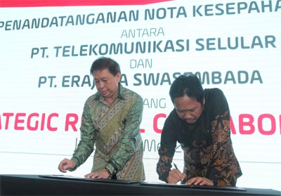 (kiri-kanan) Wakil Presiden Direktur & CEO Erajaya Group Hasan Aula dan Direktur Sales Telkomsel Sukardi Silalahi saat penandatanganan Memorandum of Understanding (MoU) mengenai program bundling “HALO Device Plan” di Jakarta (15/5). 