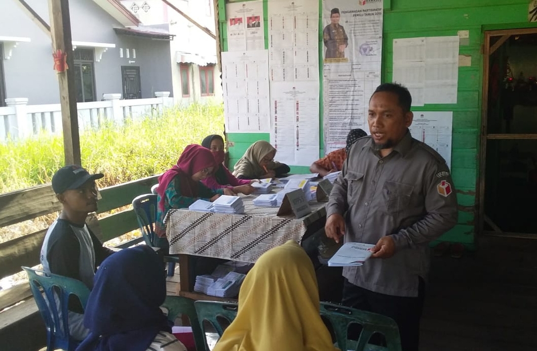 Suasana salah satu TPS di Rohil, Riau saat petugas Pemilu bekerja. Dilaporkan belasan petugas alami musibah saat bertugas. FOTO: Afrizal.