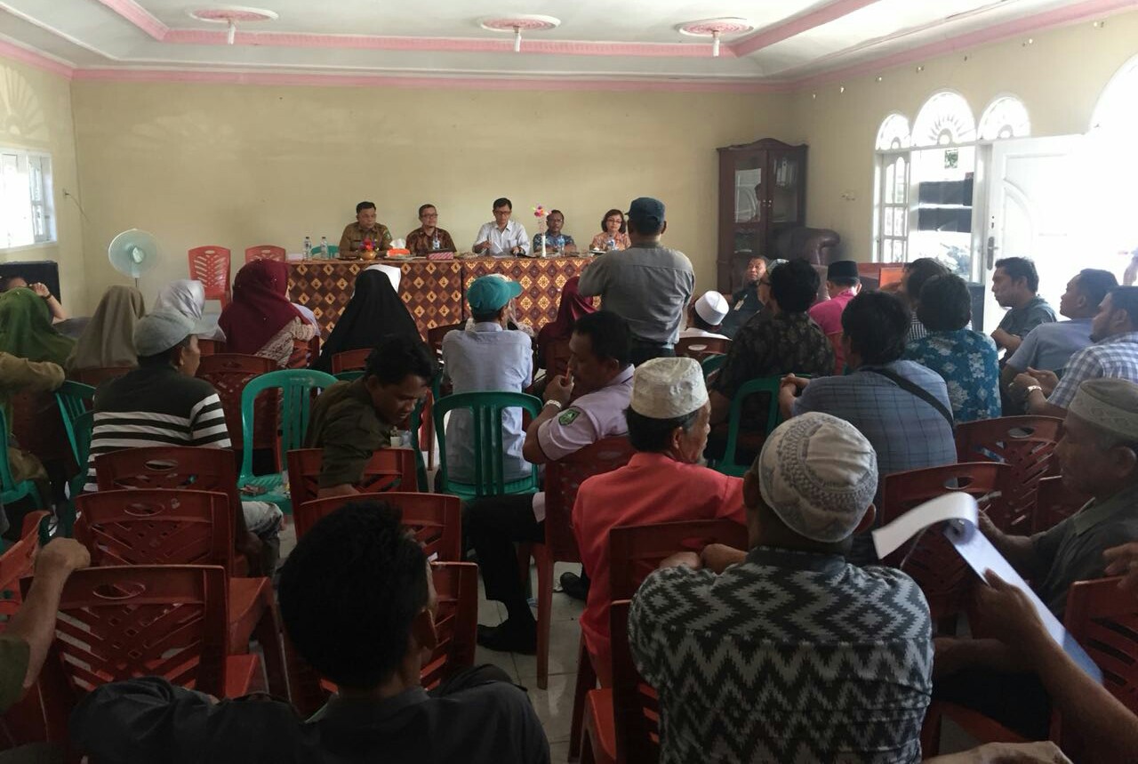Sejumlah Ketua RT dan RW di Desa Bumbung, Kecamatan Bathin Solapan menghadiri sosialisasi jarak keselamatan di sekitar pipa yang di taja CPI pada 14 Mei 2018.
