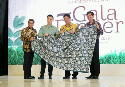 Menteri Perindustrian Airlangga Hartarto dan manajemen APR pada acara bertajuk Revitalizing Indonesia Textile Industry Plantation to Fashion.