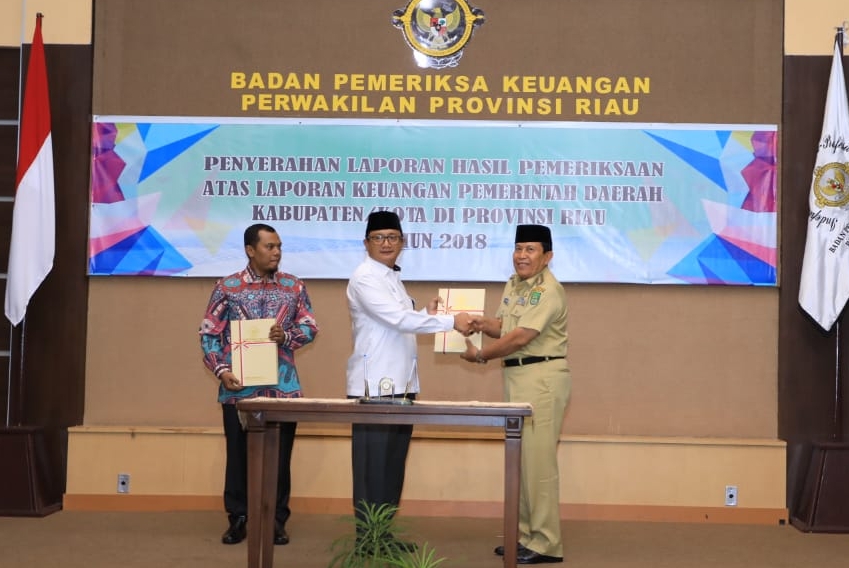 Bupati Rohul H Sukiman dan Ketya DPRD Kelmi Amri, menerima penghargaan Opini WTP 2018, diserahkan Ketua  BPK RI Perwakilan Riau, diserahkan di Pekanbaru