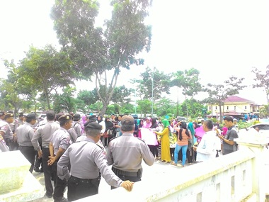 Demo di KPU Pekanbaru