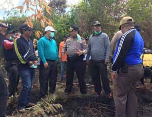 Bupati Irwan dan Wakapolres beserta kepala dinas lainnya saat memantau kebakaran hutan di Desa Kayu Ara