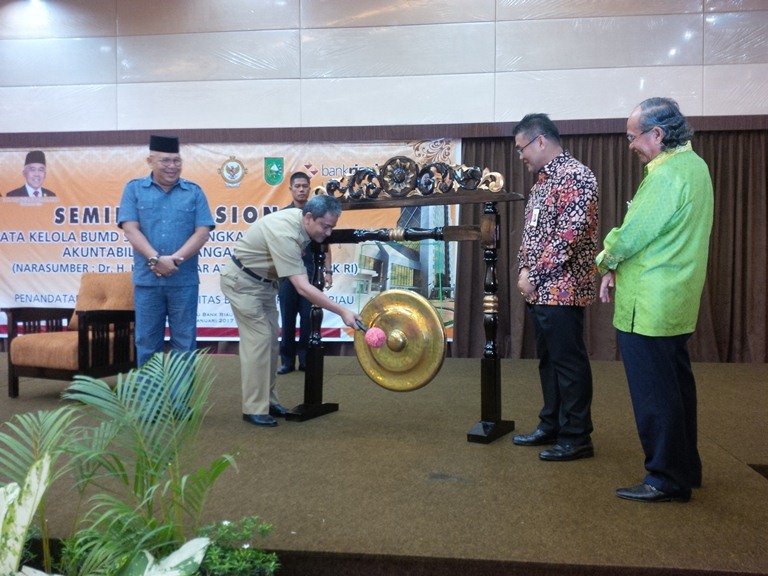 Sekdaprov Riau, H Ahmad Hijazi membuka seminar nasional yang digelar Bank Riau Kepri, Senin (23/1/2017).