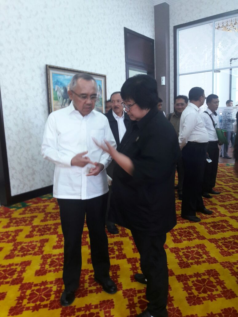Menteri LHK dan Kepala Staf Kepresidenan, tiba di Terminal VIP Lancang Kuning, Bandara SSK Pekanbaru