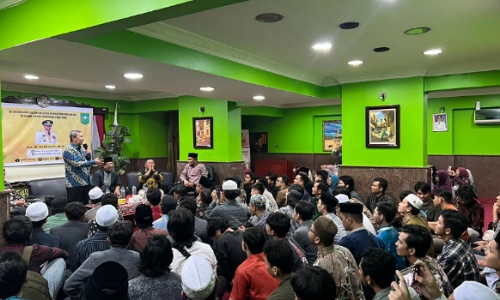 Gubernur Riau Syamsuar bersama sejumlah mahasiswa asal Riau di Kairo, Mesir.(foto: istimewa)