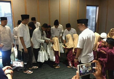 Manajemen Hotel Batiqa saat menyantuni anak-anak dari panti asuhan Rahmat Hidayatullah.