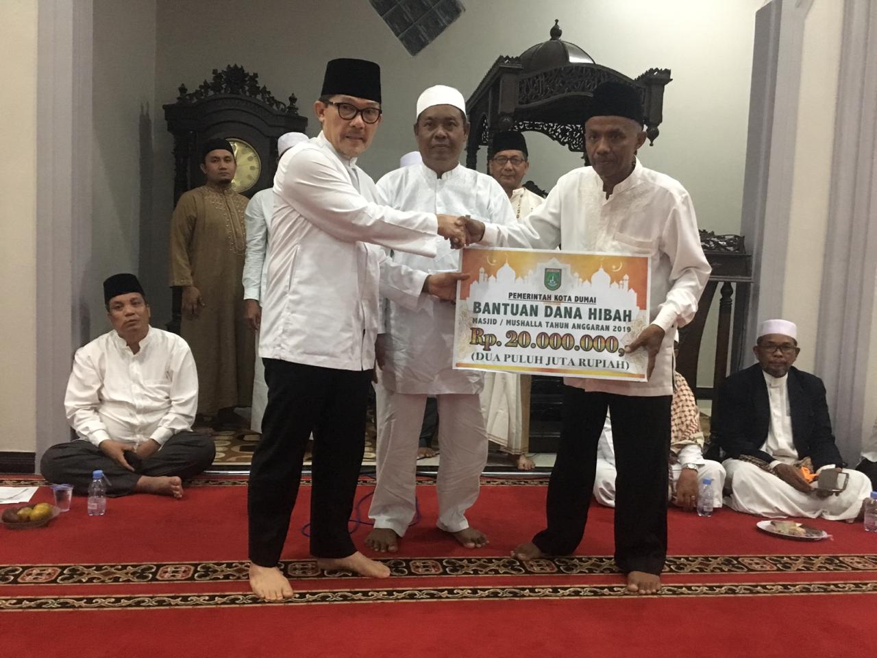 Walikota Dumai Drs H Zulkifli AS MSi menyerahkan bantuan untuk Masjid Raudhatussolihin di Jalan Sidorejo.