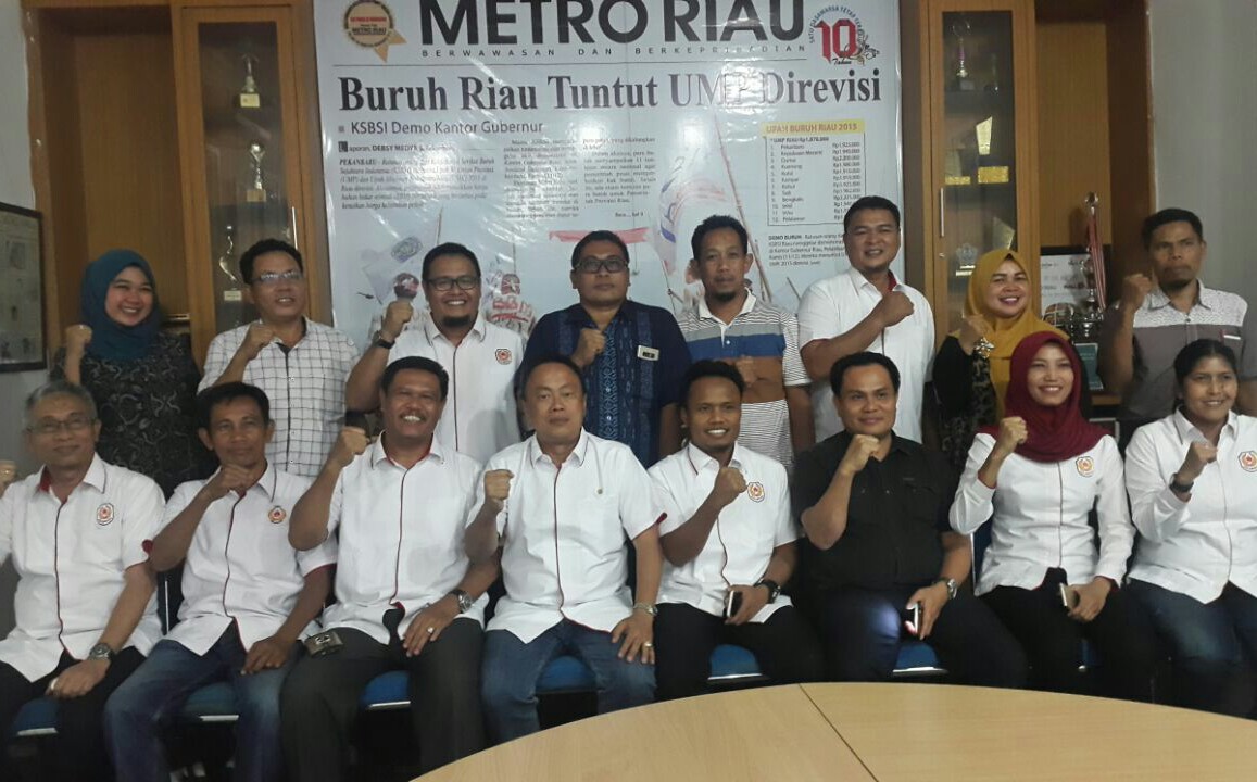 Pengurus KONI Kota Pekanbaru periode 2018-2022 foto bersama dengan awak redaksi dan perusahaan Harian Metro Riau, Rabu (25/4). FOTO: Ist