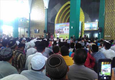 UAS menghadiri Tabligh Akbar di Masjid Nurul Azmi. 