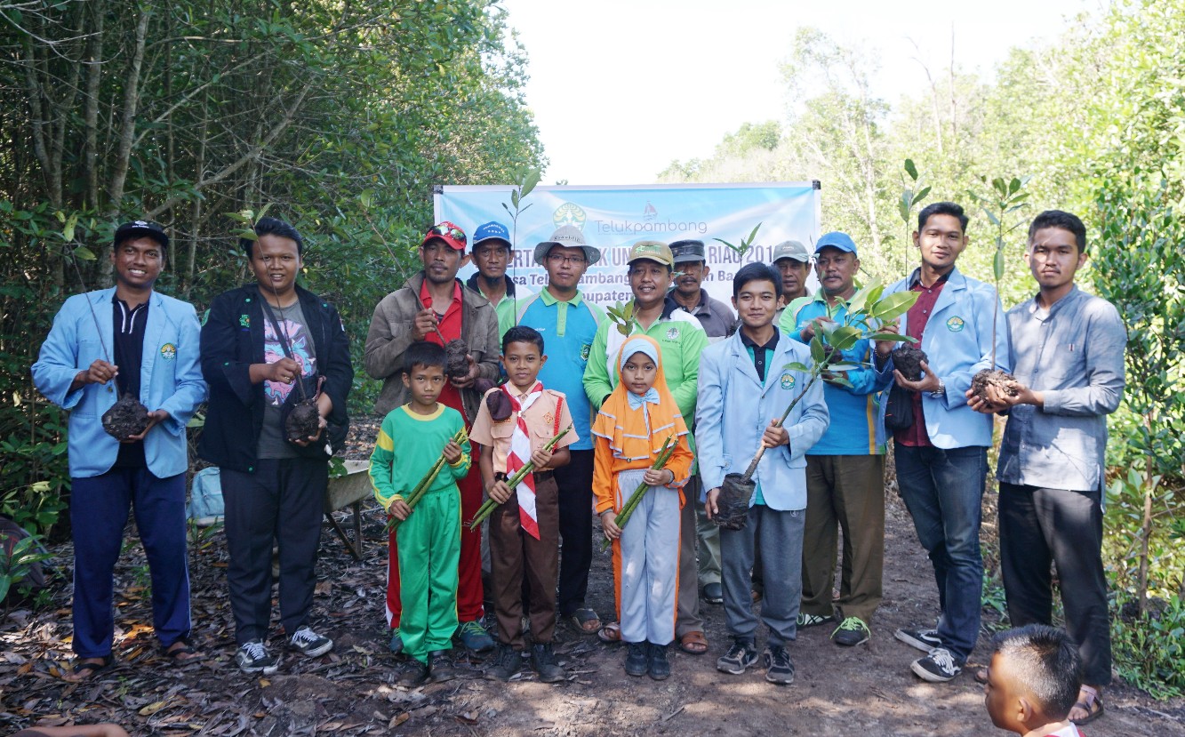 Mahasiswa Kuliah Kerja Nyata (Kukerta) Tematik Universitas Riau (UR) bersama warga menanam Pohon Mangrove