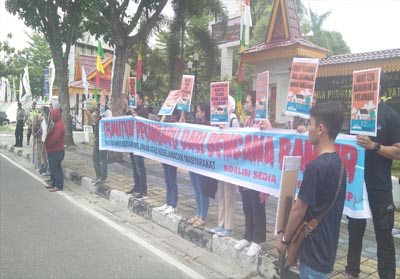 Aksi Koalisi Sedia Payung (KSP) dan WALHI soal banjir Pekanbaru.