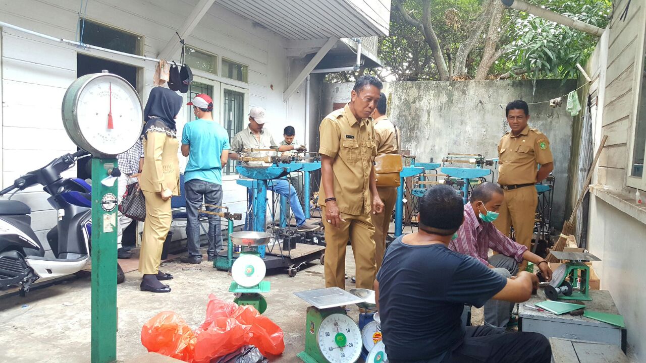 Disperindagkop UKM Kabupaten Kepulauan Meranti saat melakukan tera ulang timbangan milik para pedagang