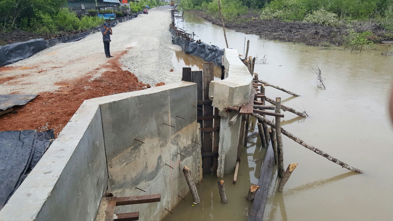 Pembangunan boxculvert di Jalan Lingkar Dorak, Kepulauan Meranti baru selesai dibangun sebulan lalu, namun kondisinya sudah sangat memprihatinkan.