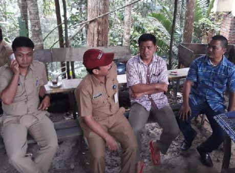 Anggota DPRD Kuansing Jefri Antoni dan Raden saat bincang-bincang dengan Kabid Pariwisata Miswadi di Air Terjun Guruh Gemurai
