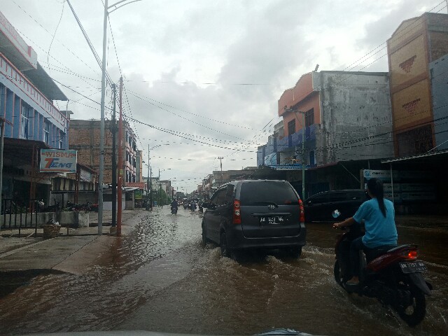 Hingga Jumat sore banjir di Jalan Cempedak dan sekitarnya belum surut.